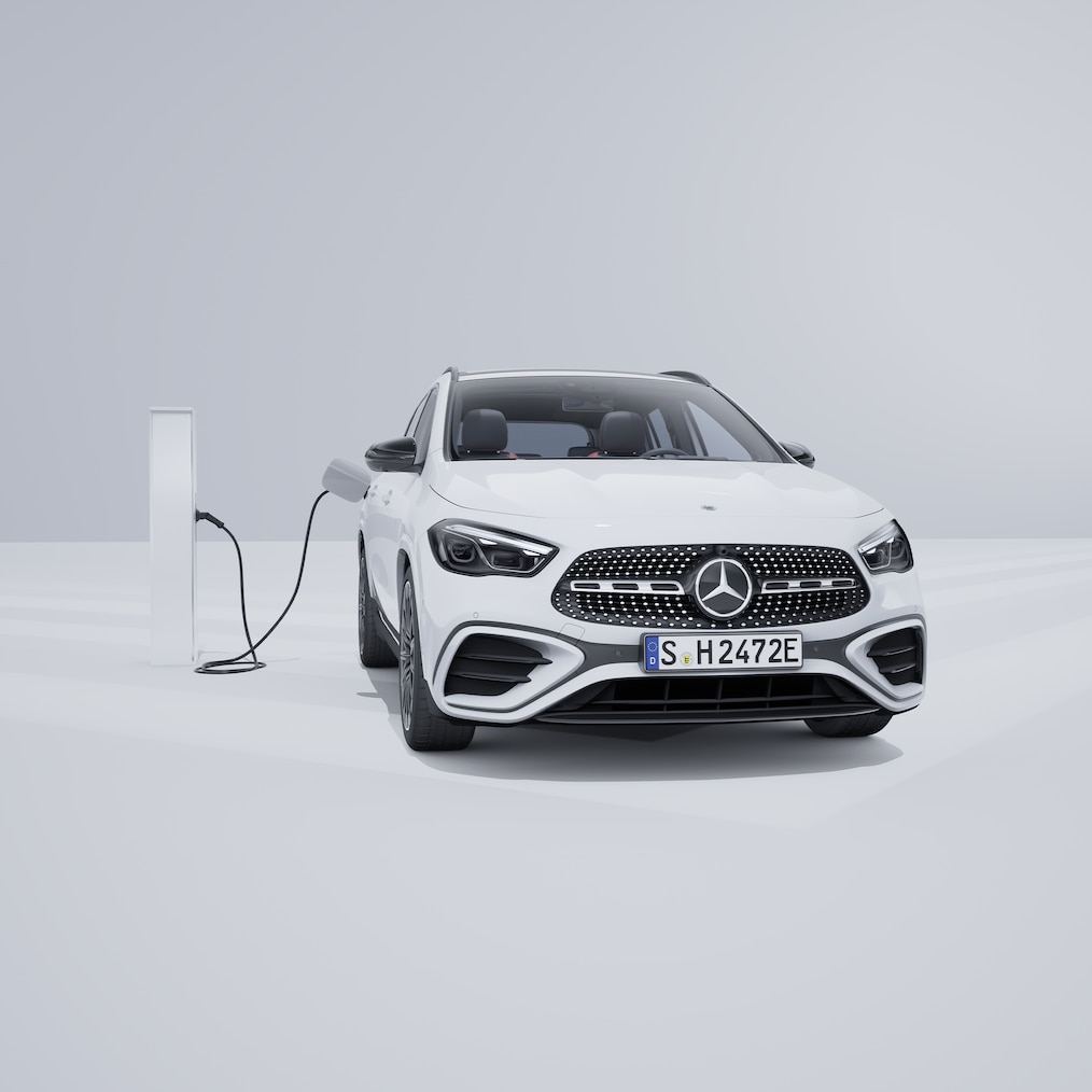 Il modello ibrido plug-in della Mercedes-Benz GLA da una prospettiva anteriore.