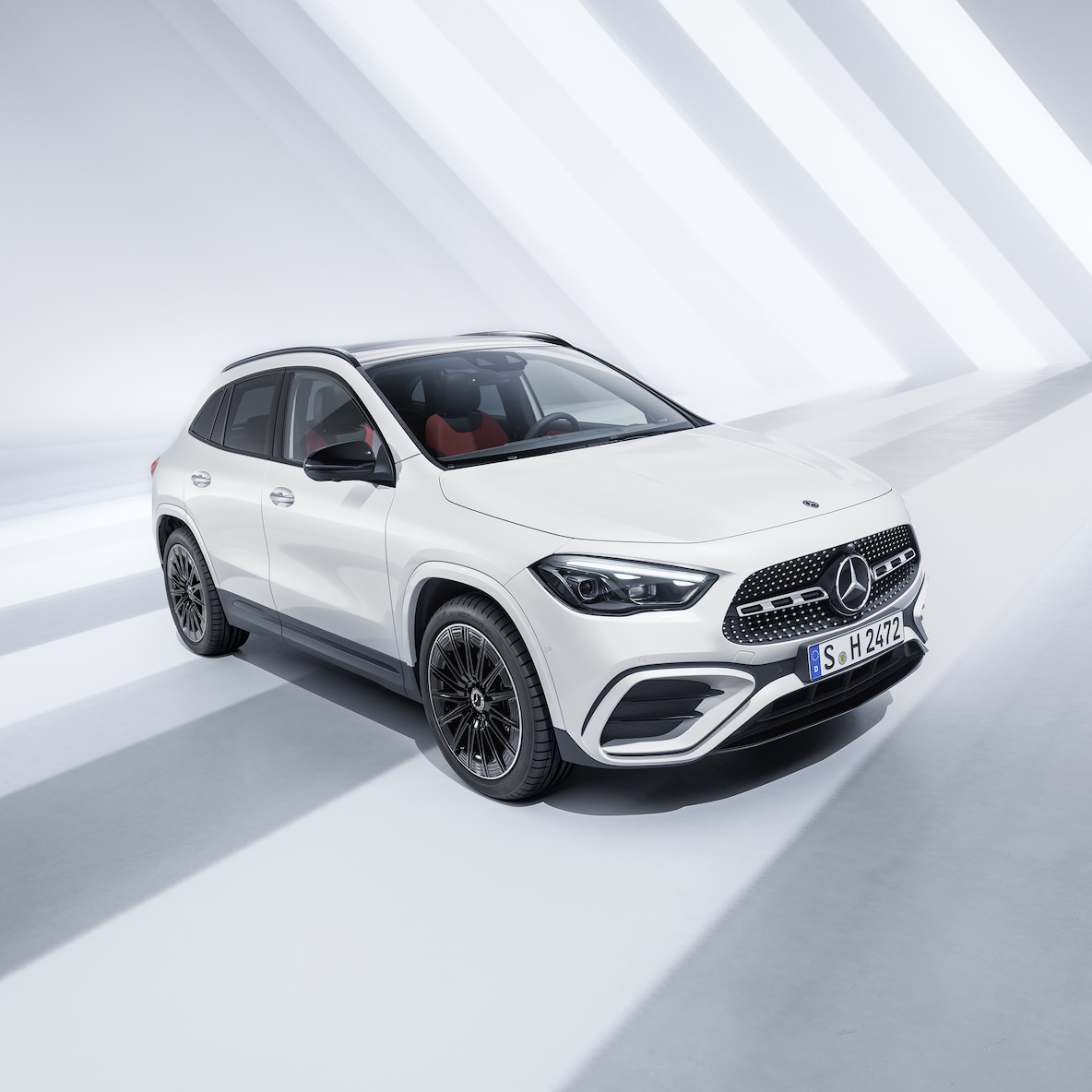 La Mercedes-Benz GLA da una prospettiva anteriore laterale.