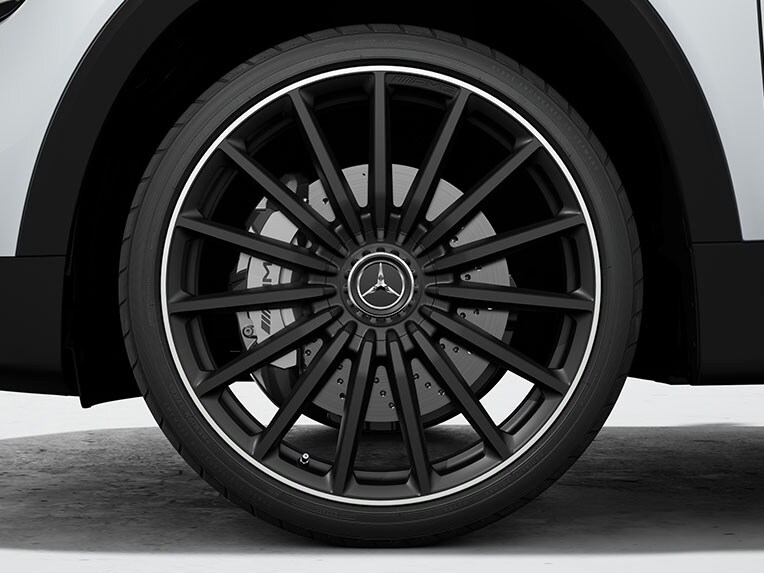 I cerchi in lega leggera AMG della Mercedes-AMG GLB.