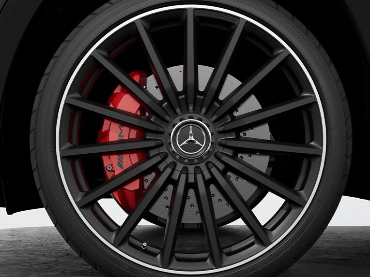 Le pinze dei freni verniciate di rosso della Mercedes-AMG GLB.