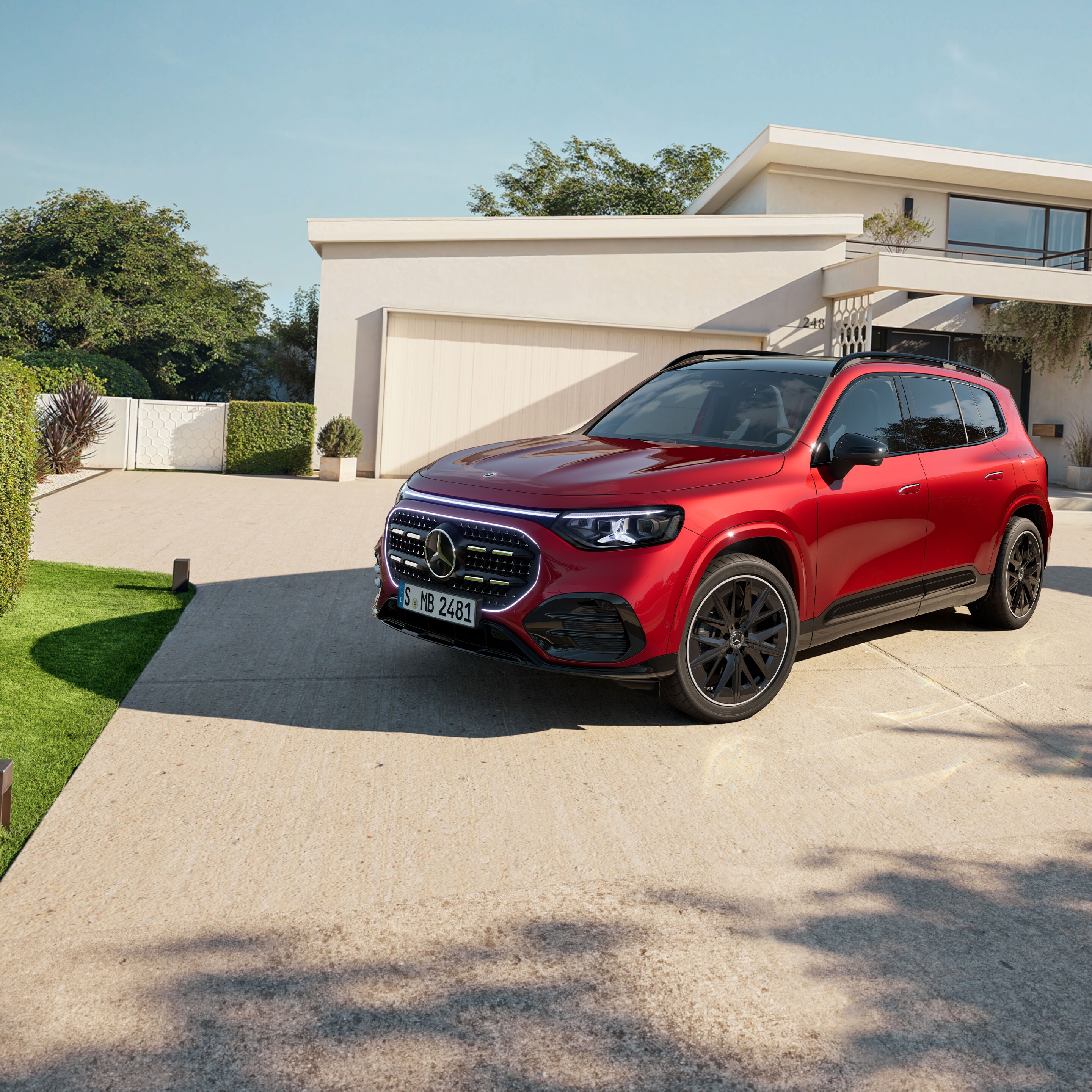 Nuova GLB di colore rosso con sullo sfondo un'abitazione