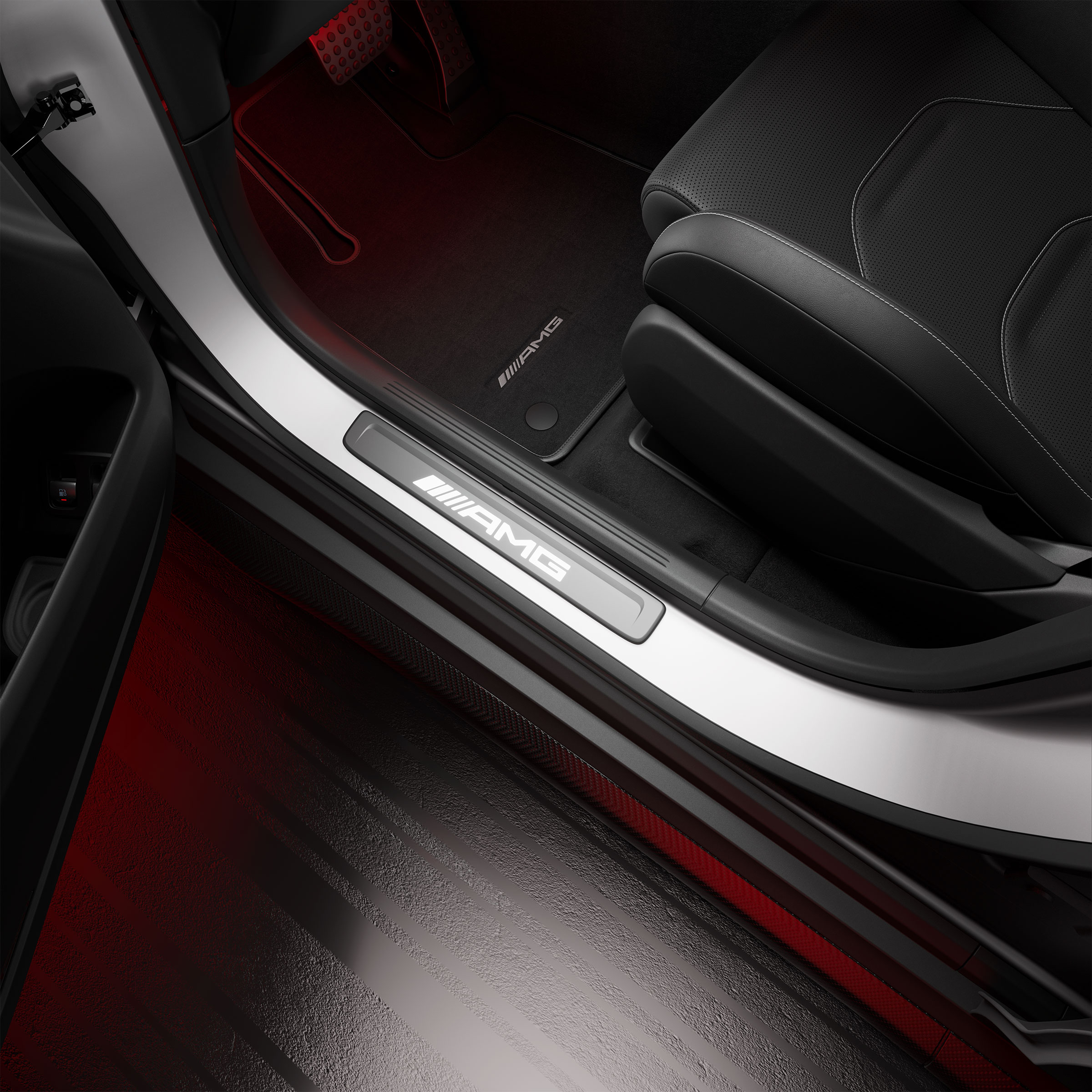 Primo piano delle modanature di accesso illuminate AMG con scritta "AMG"