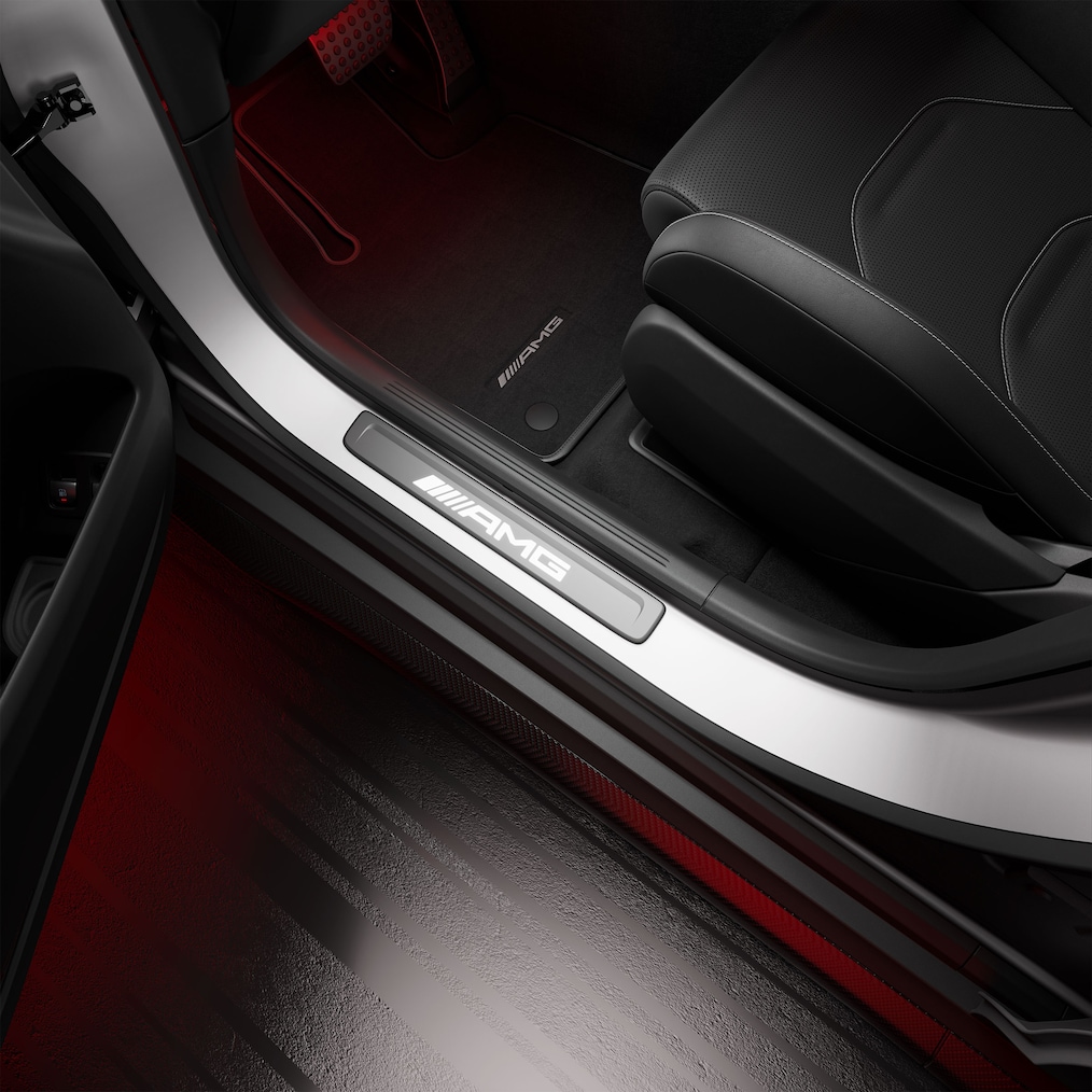 Primo piano delle modanature di accesso illuminate AMG con scritta "AMG"