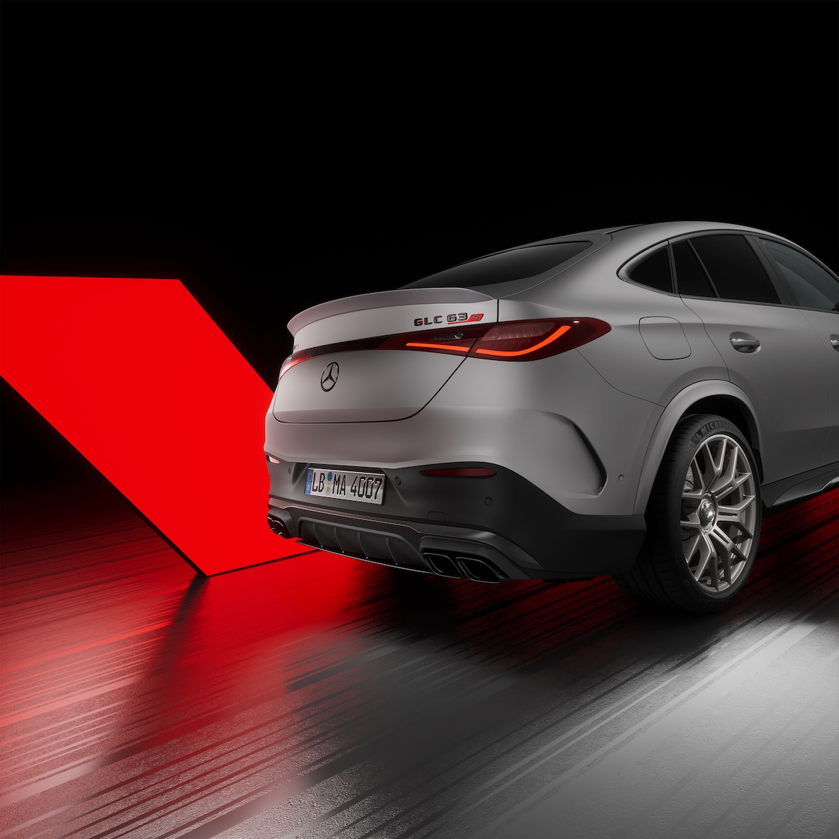 Mercedes-AMG GLC 63 S E PERFORMANCE Coupé da una prospettiva laterale destra posteriore.