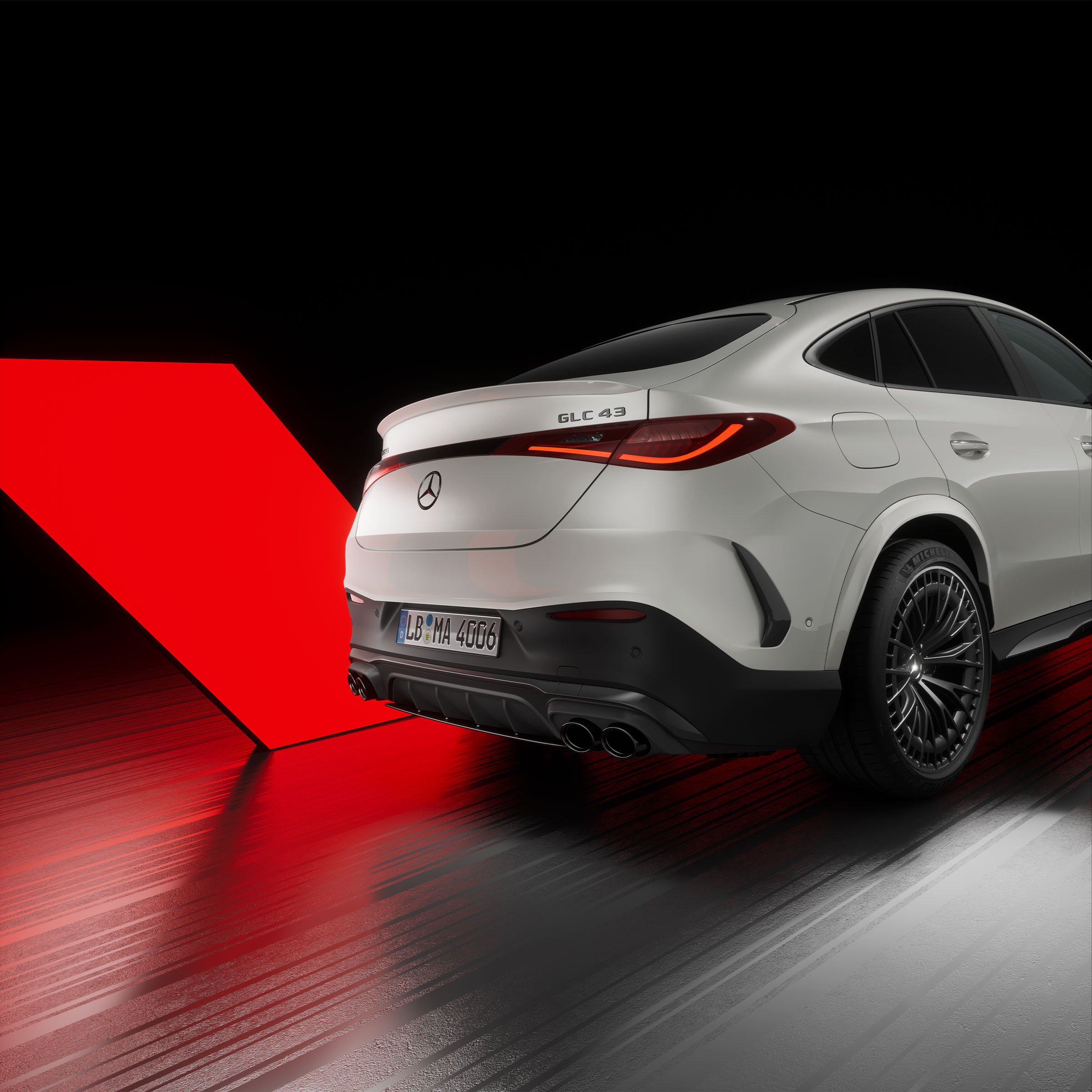 Mercedes-AMG GLC 63 S E PERFORMANCE Coupé da una prospettiva laterale destra posteriore.