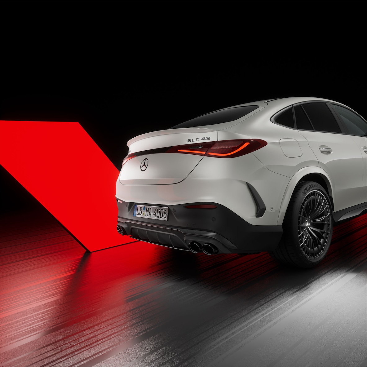 Mercedes-AMG GLC 63 S E PERFORMANCE Coupé da una prospettiva laterale destra posteriore.