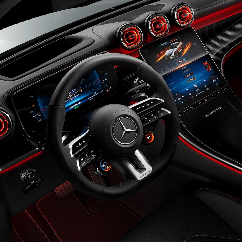 Primo piano del volante sportivo AMG Performance nella Mercedes-AMG GLC Coupé.