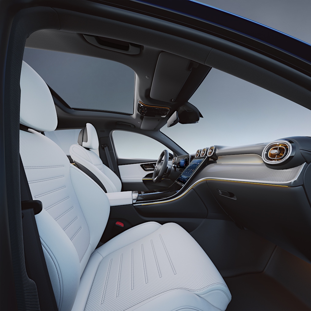 Primo piano della plancia con i display di una Mercedes-Benz Classe GLC.