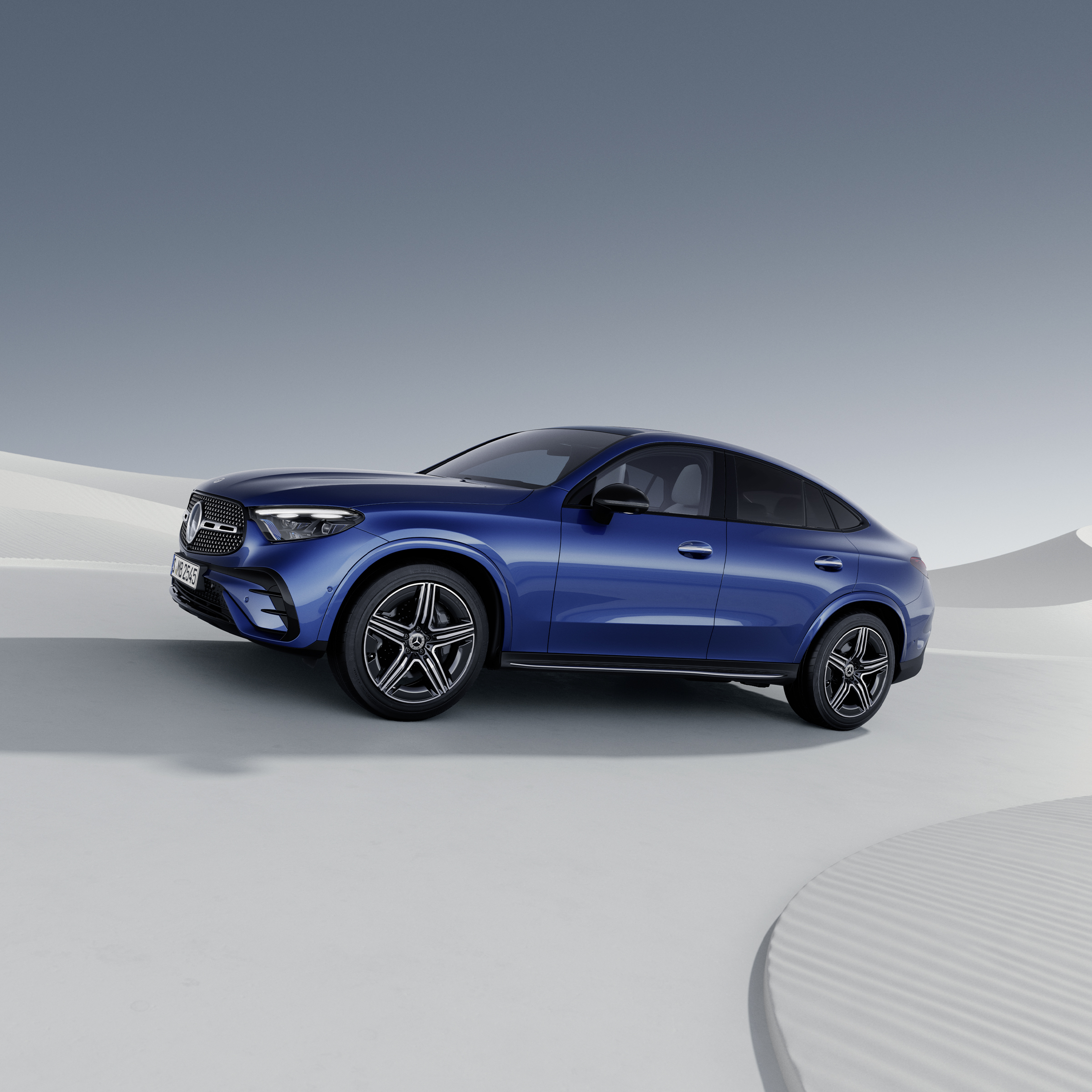 Mercedes-Benz GLC Coupé da una prospettiva frontale laterale.