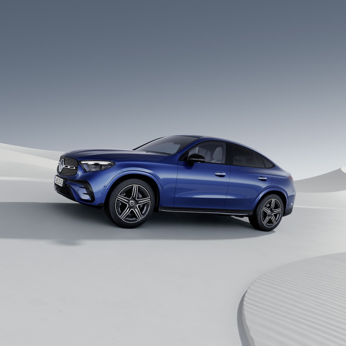 Mercedes-Benz GLC Coupé da una prospettiva frontale laterale.