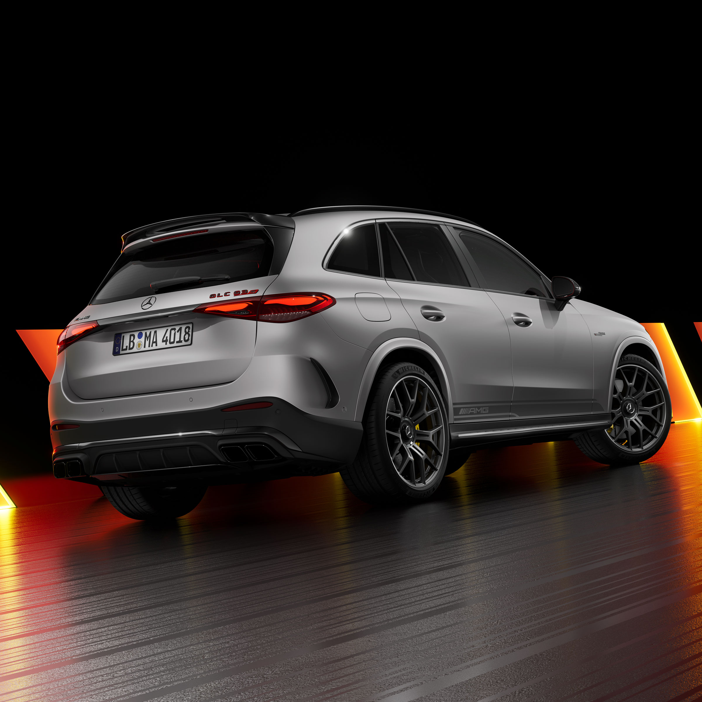Mercedes-AMG GLC 63 S E PERFORMANCE SUV nella versione AMG Edition 1 in una vista dal lato destro posteriore.