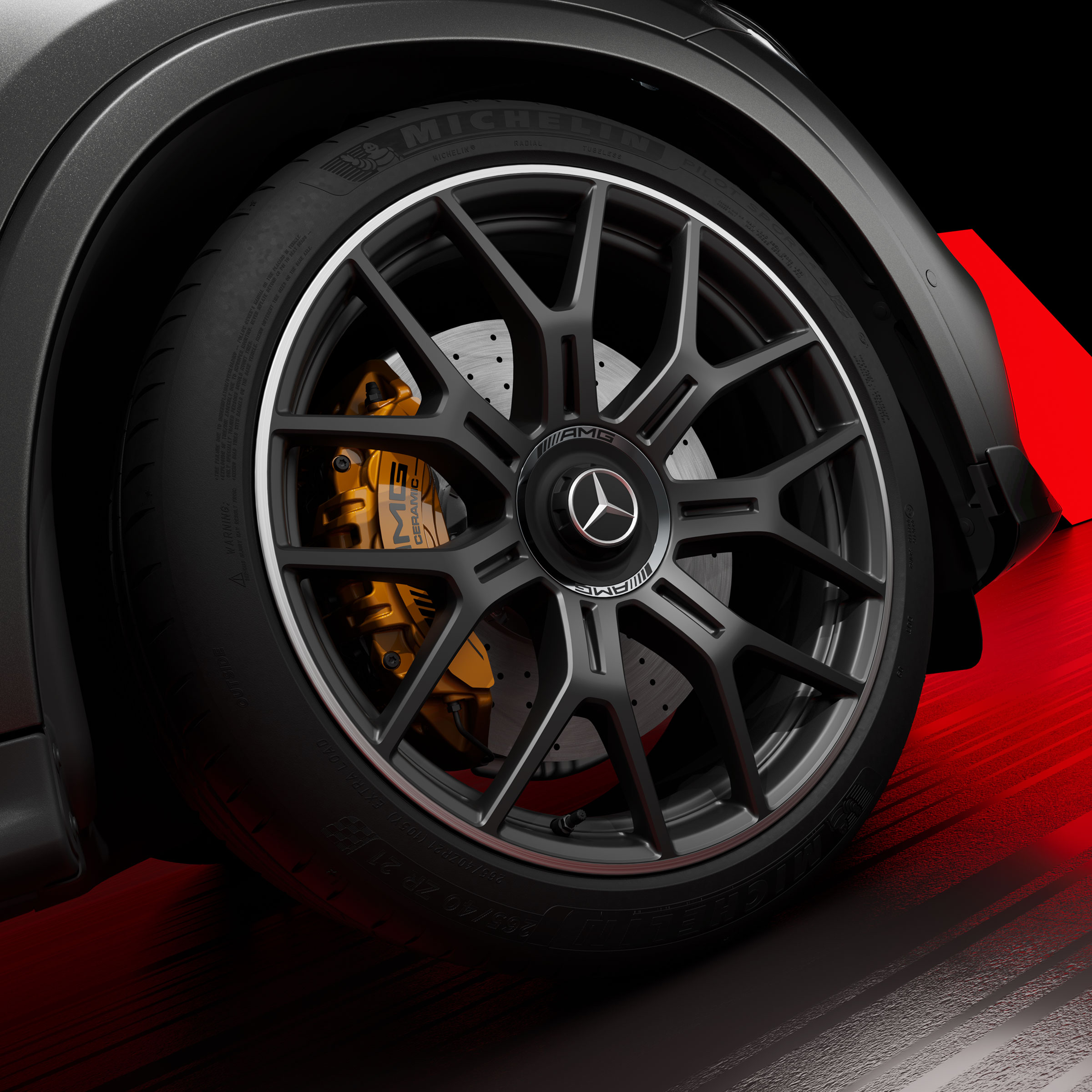 Primo piano dei cerchi in lega leggera AMG da 53.3 cm (21") con razze a Y (RWN) con sistema frenante ceramico in materiale composito AMG ad alte prestazioni.