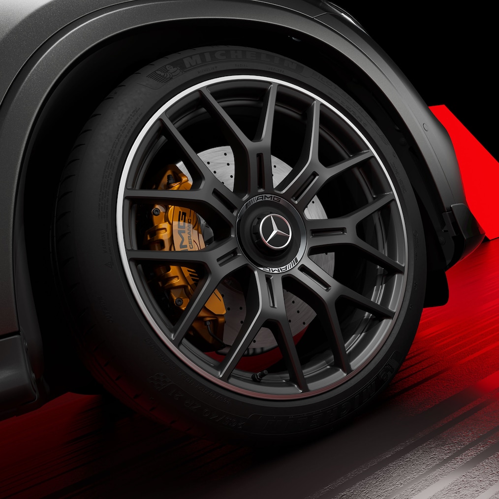 Primo piano dei cerchi in lega leggera AMG da 53.3 cm (21") con razze a Y (RWN) con sistema frenante ceramico in materiale composito AMG ad alte prestazioni.