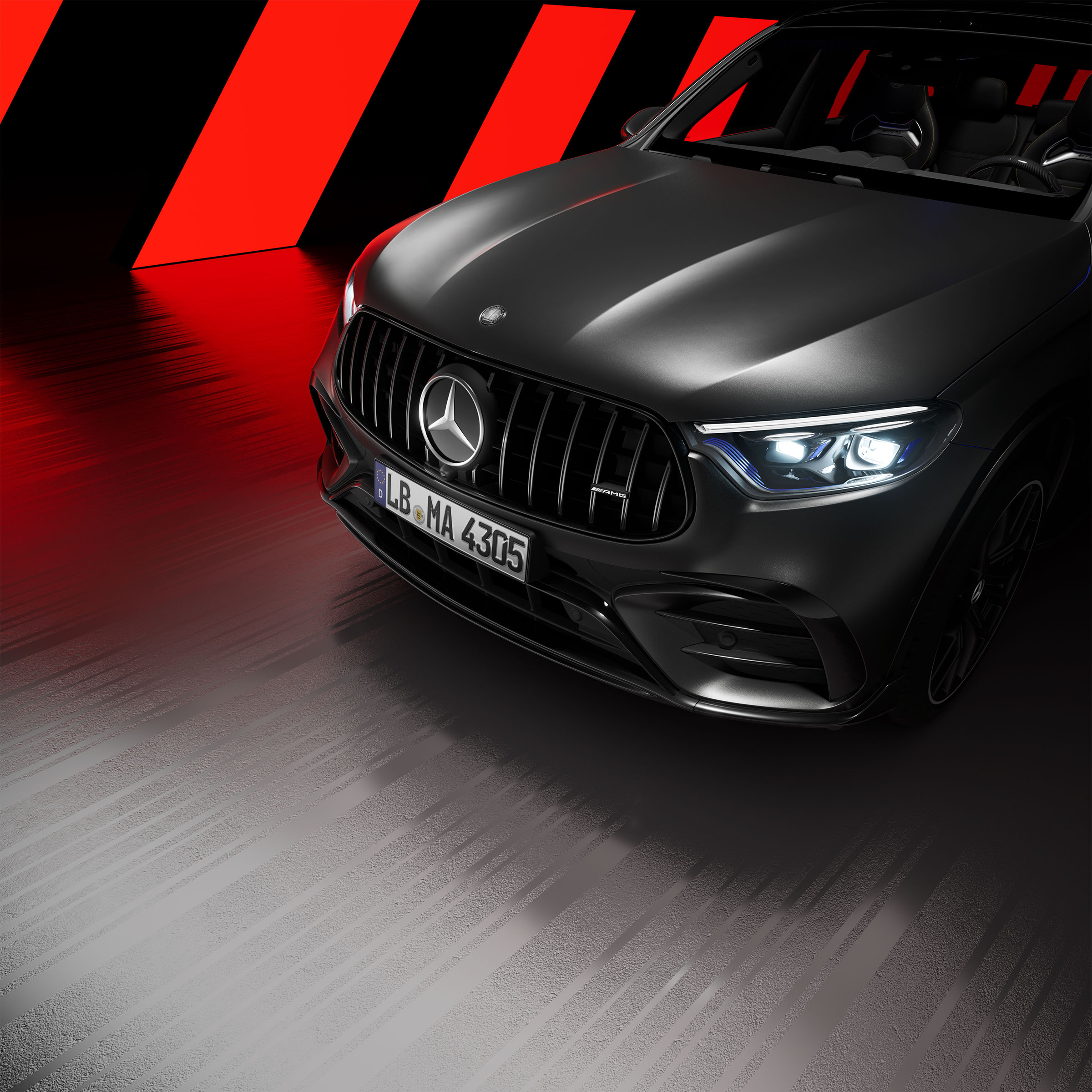 Vista laterale della parte frontale della Mercedes-AMG GLC SUV con pacchetto Night AMG per gli esterni.