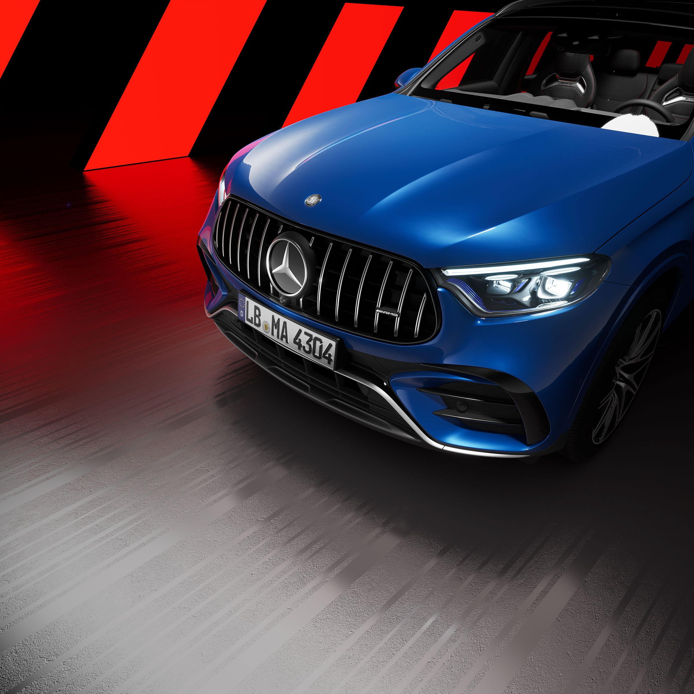 Vista laterale della parte frontale della Mercedes-AMG GLC SUV con pacchetto Night AMG per gli esterni.