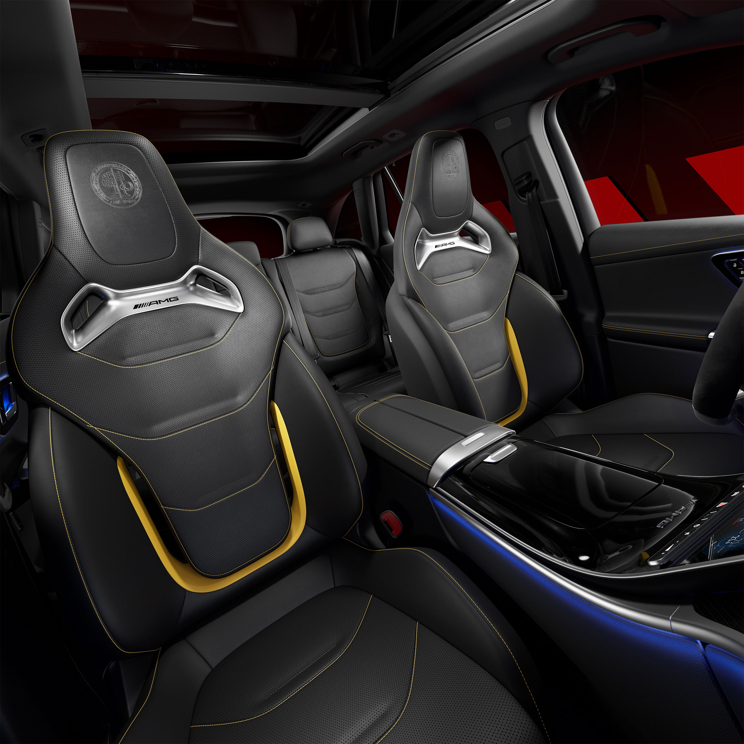 Vista attraverso la porta lato passeggero aperta verso i sedili anteriori con il pacchetto sedili AMG Performance Advanced.