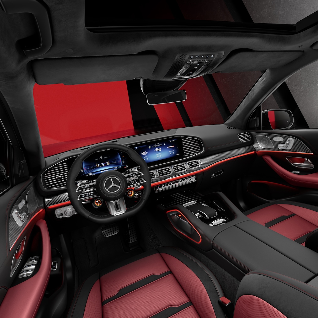 Vista laterale dei sedili anteriori e della plancia della Mercedes-AMG GLE SUV.