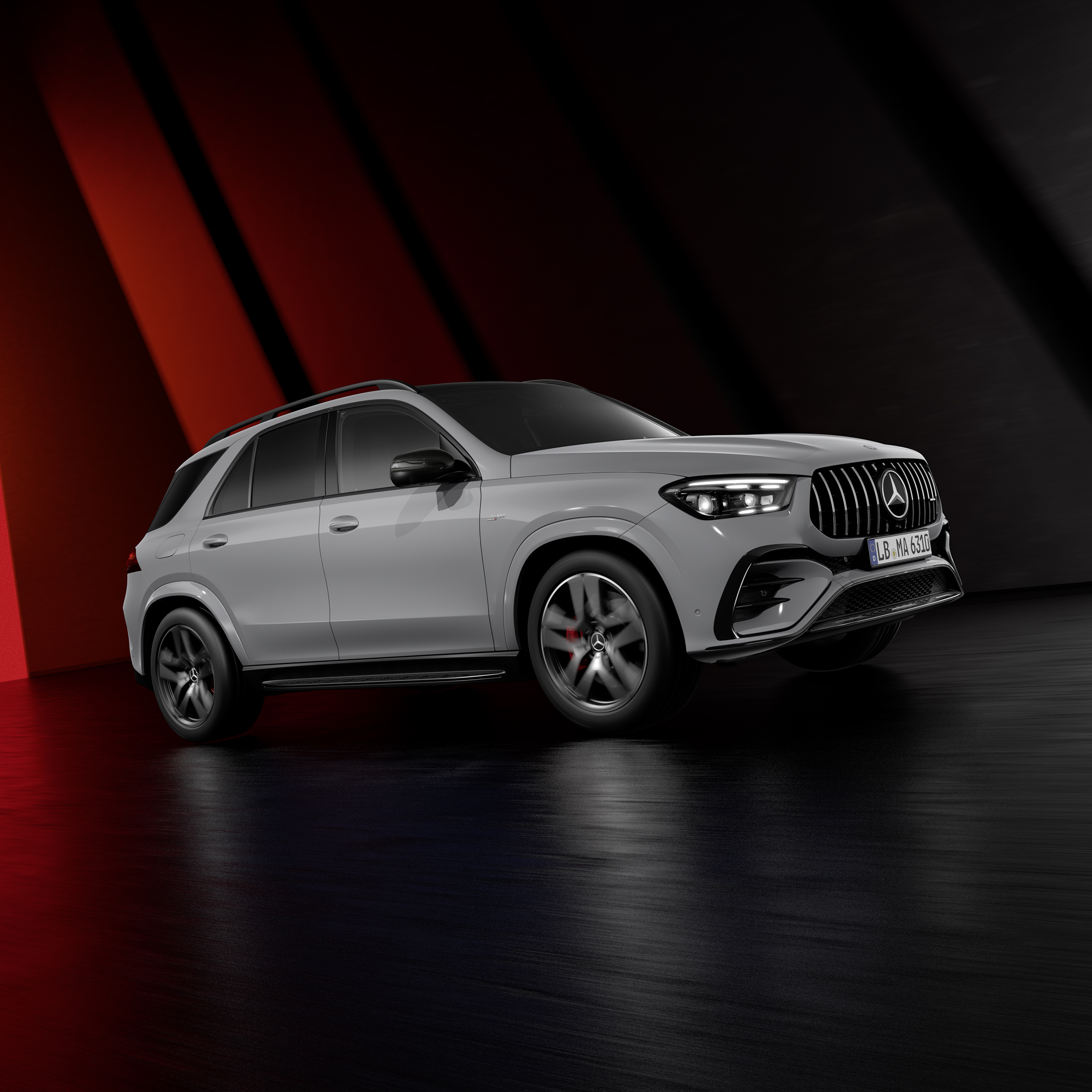 Vista dinamica della Mercedes-AMG GLE SUV (in movimento) o di tutti e tre i modelli uno accanto all'altro.