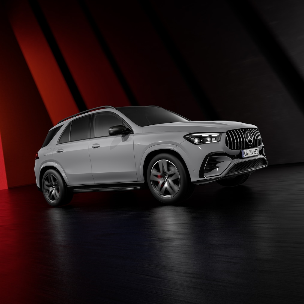 Vista dinamica della Mercedes-AMG GLE SUV (in movimento) o di tutti e tre i modelli uno accanto all'altro.