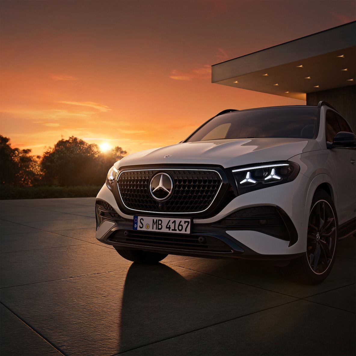 Il profilo illuminato attorno alla mascherina del radiatore e i caratteristici fari con design a stella del Mercedes-Benz GLE.
