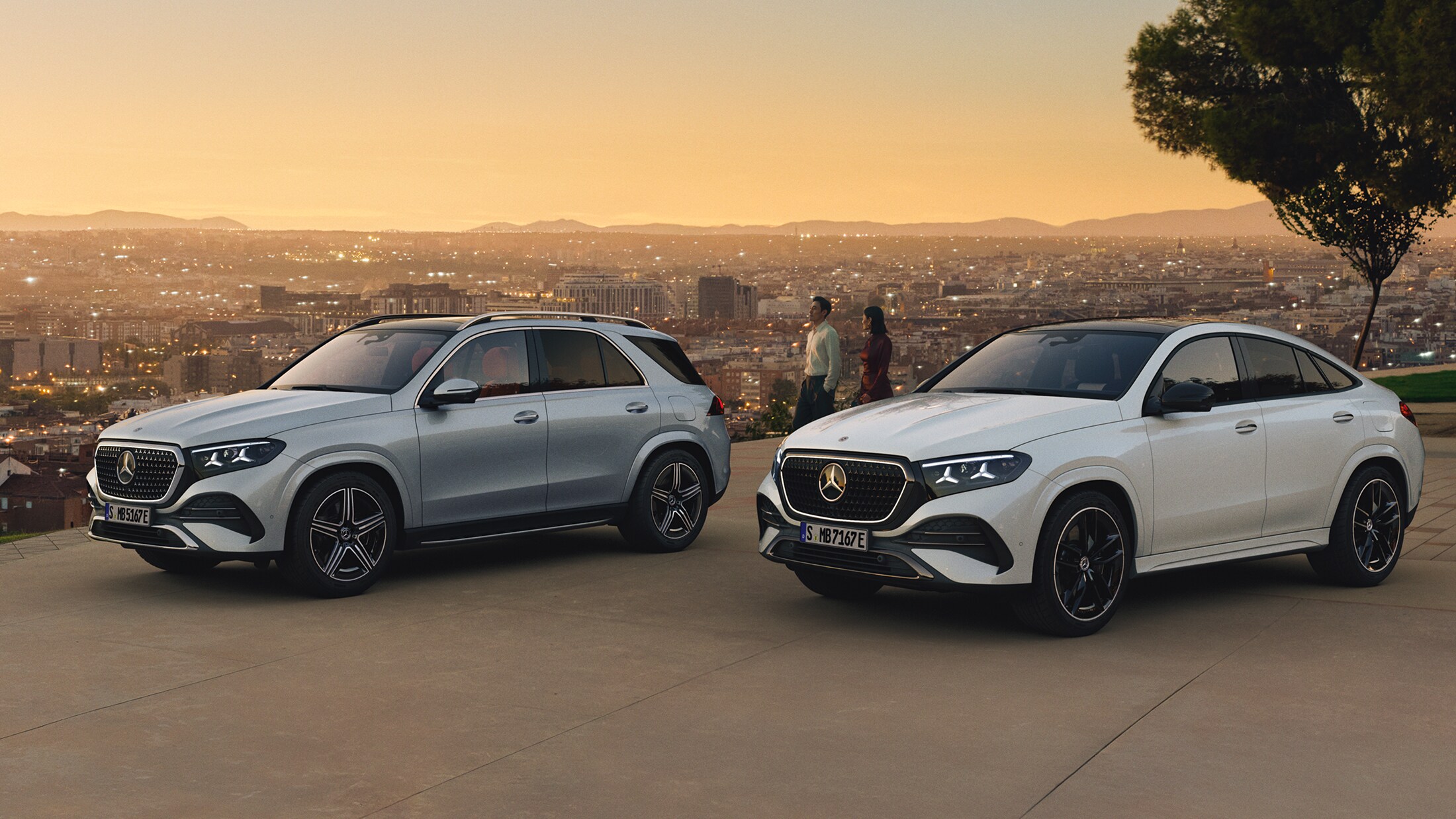 GLE SUV e GLE Coupé con sullo sfondo un tramonto