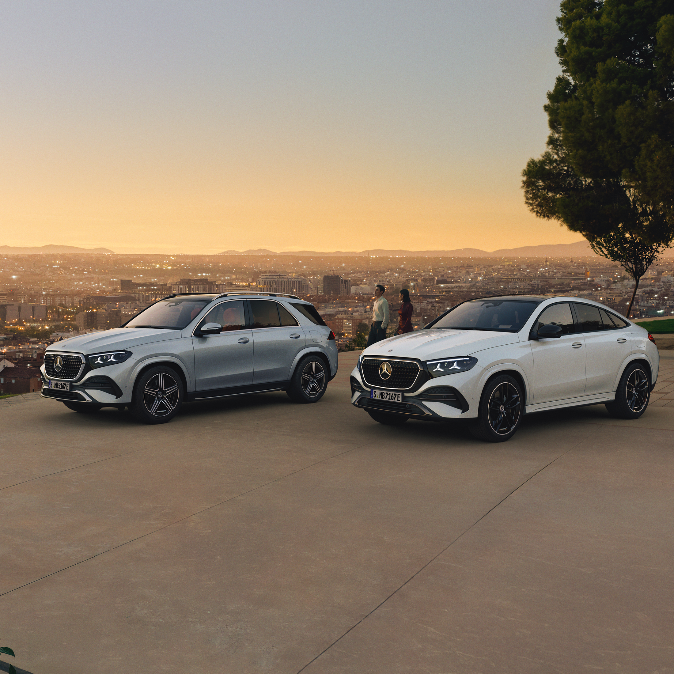 GLE SUV e GLE Coupé con sullo sfondo un tramonto