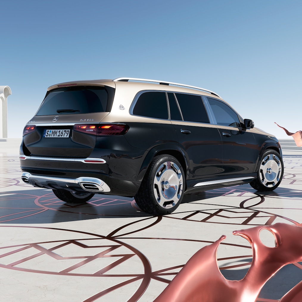Vista dalla parte posteriore della Mercedes-Maybach GLS 600 (verniciatura bicolore ed esclusivi cerchi Maybach).