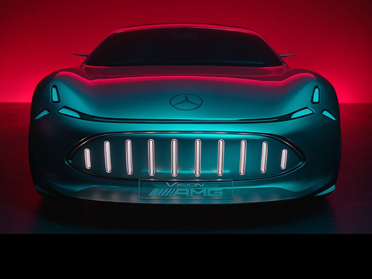 Un logo Mercedes AMG in una panoramica dettagliata.