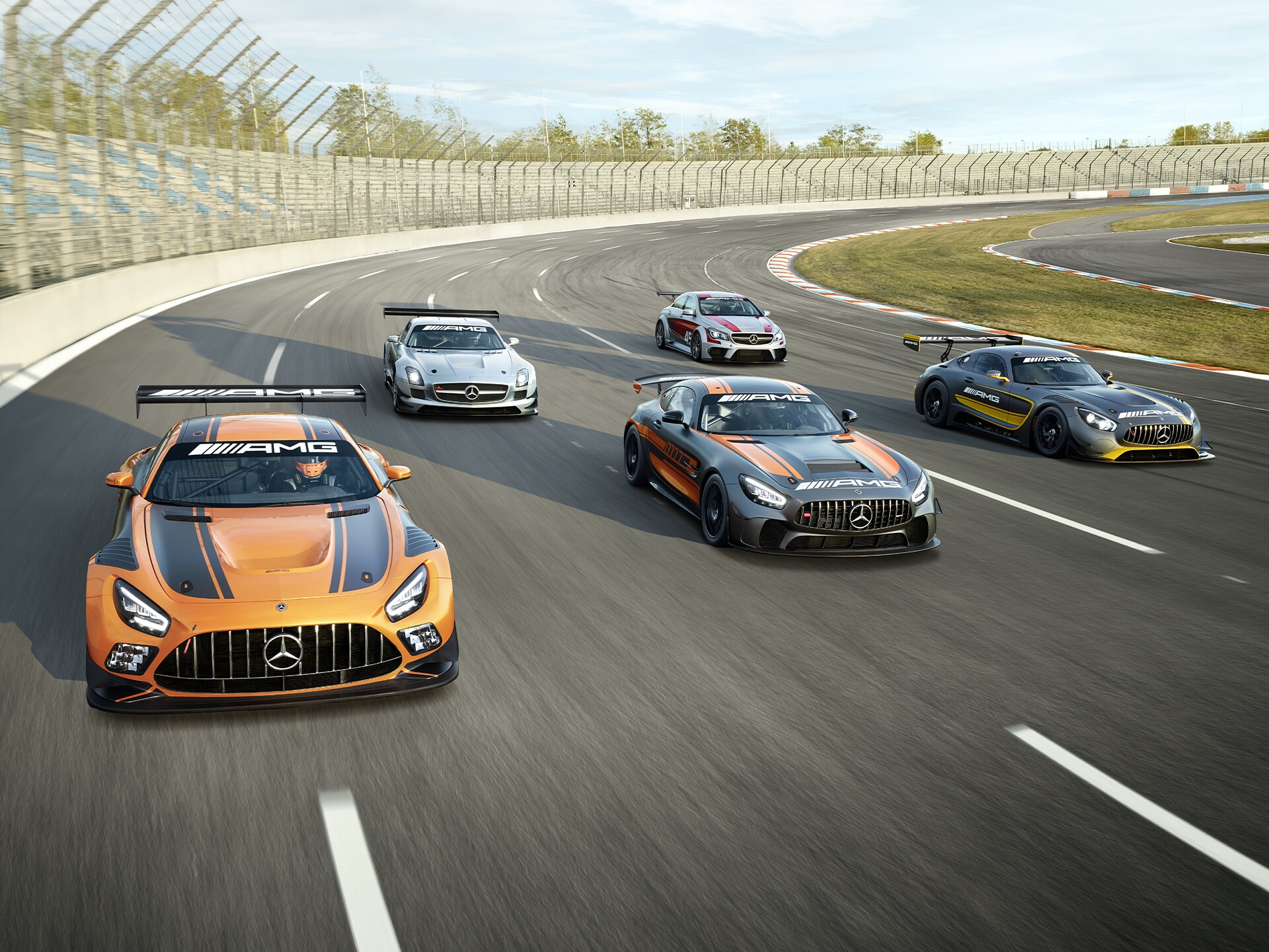 Vari modelli Mercedes-AMG sul circuito di gara.