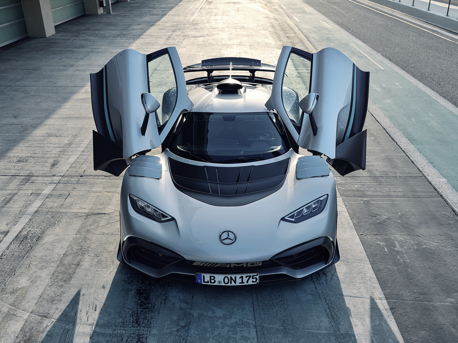 Esterni | ONE | Mercedes-AMG La Mercedes-AMG ONE da una prospettiva frontale con le porte aperte.