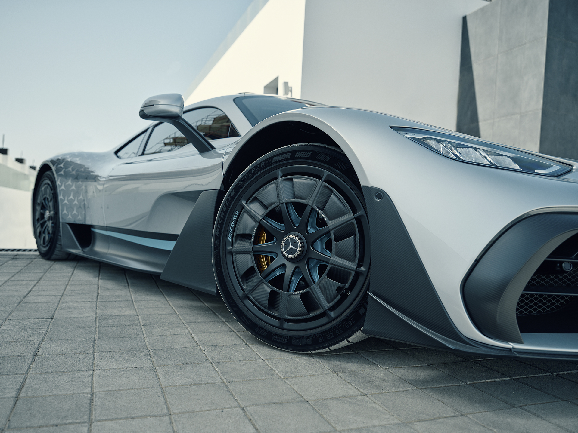 Hyper performance | ONE | Mercedes-AMG Un primo piano di un cerchio della Mercedes-AMG ONE.