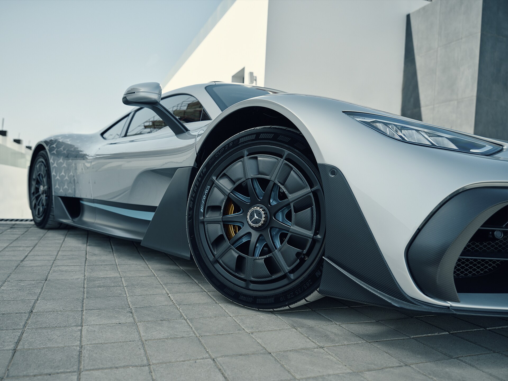 Un primo piano di un cerchio della Mercedes-AMG ONE.