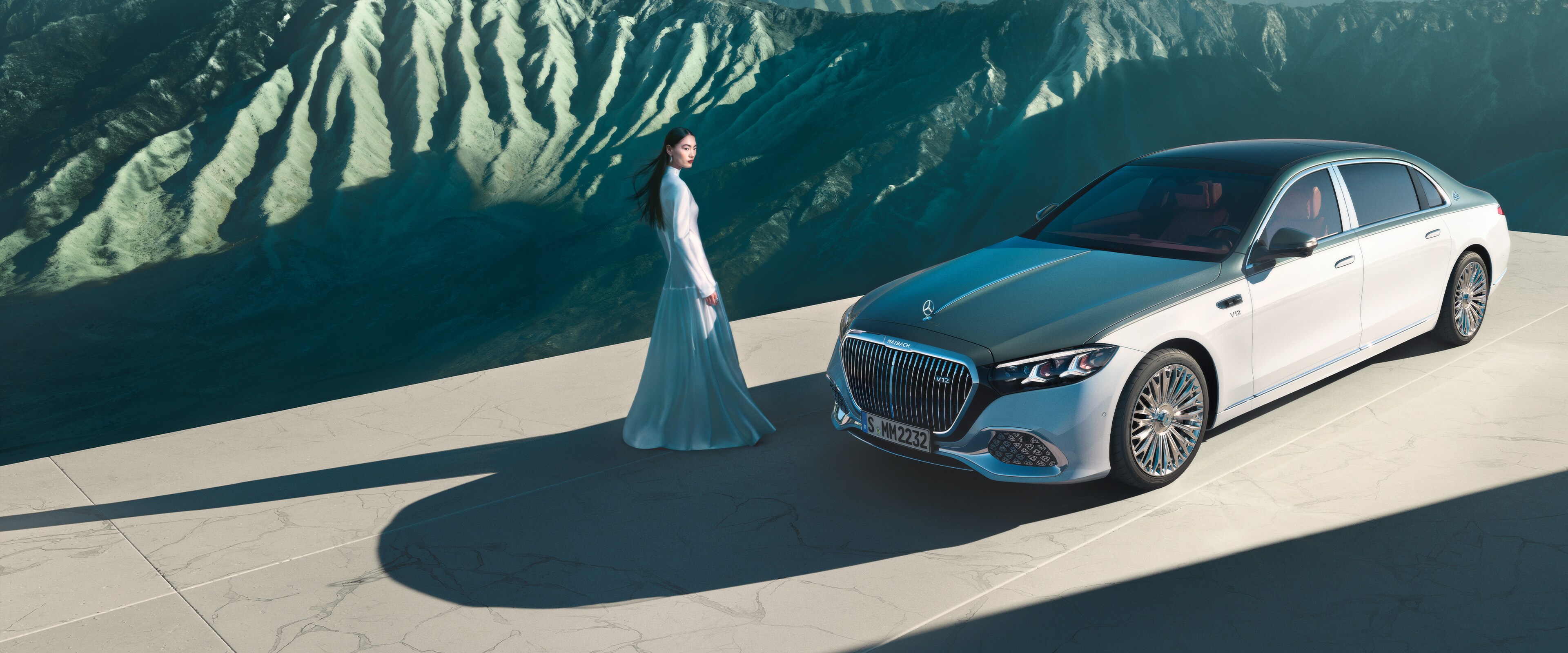 Una Mercedes-Maybach con verniciatura bicolore in diverse prospettive.