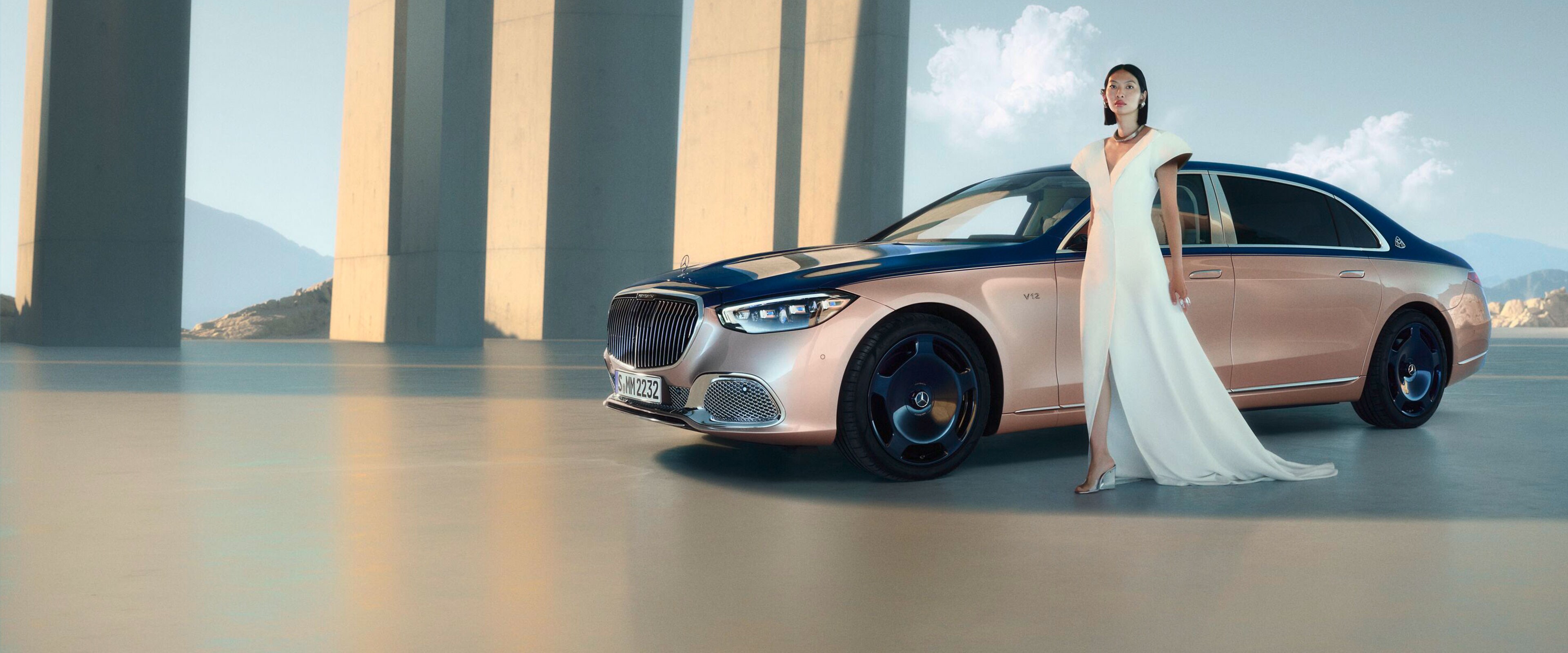 Una Mercedes-Maybach con verniciatura bicolore in diverse prospettive.