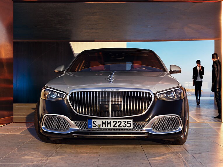 Vista frontale della Mercedes-Maybach Classe S..