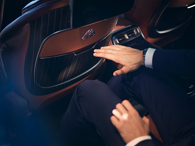 Il vano posteriore della Mercedes-Maybach Classe S.