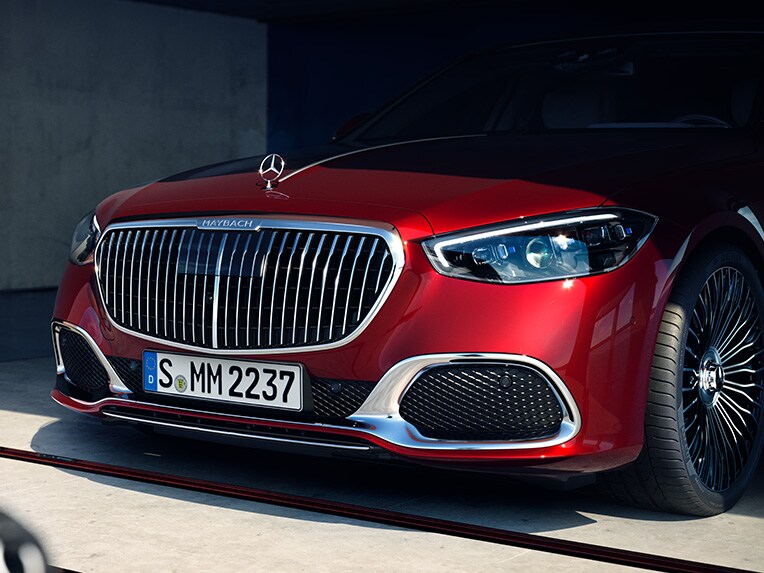 Vista frontale della Mercedes-Maybach Classe S..