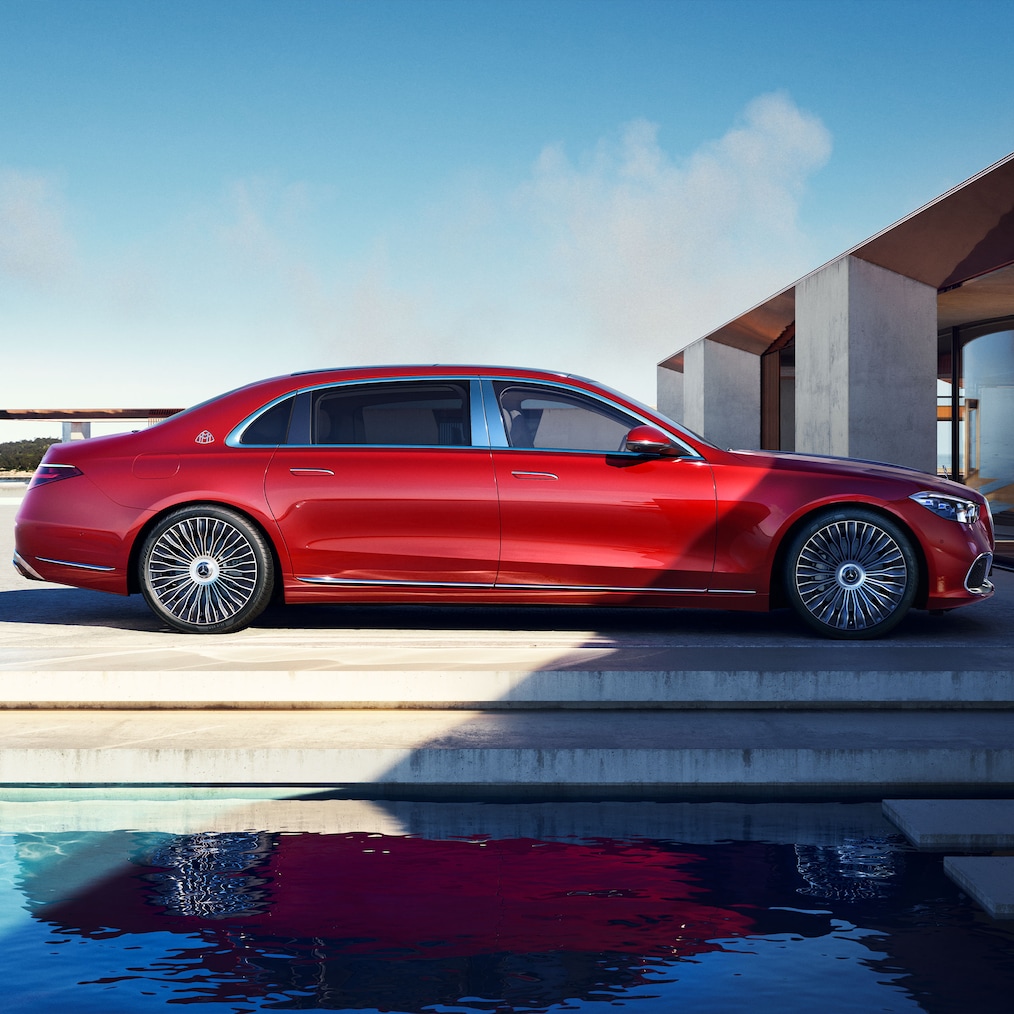 Vista laterale della Classe S di Mercedes-Maybach.