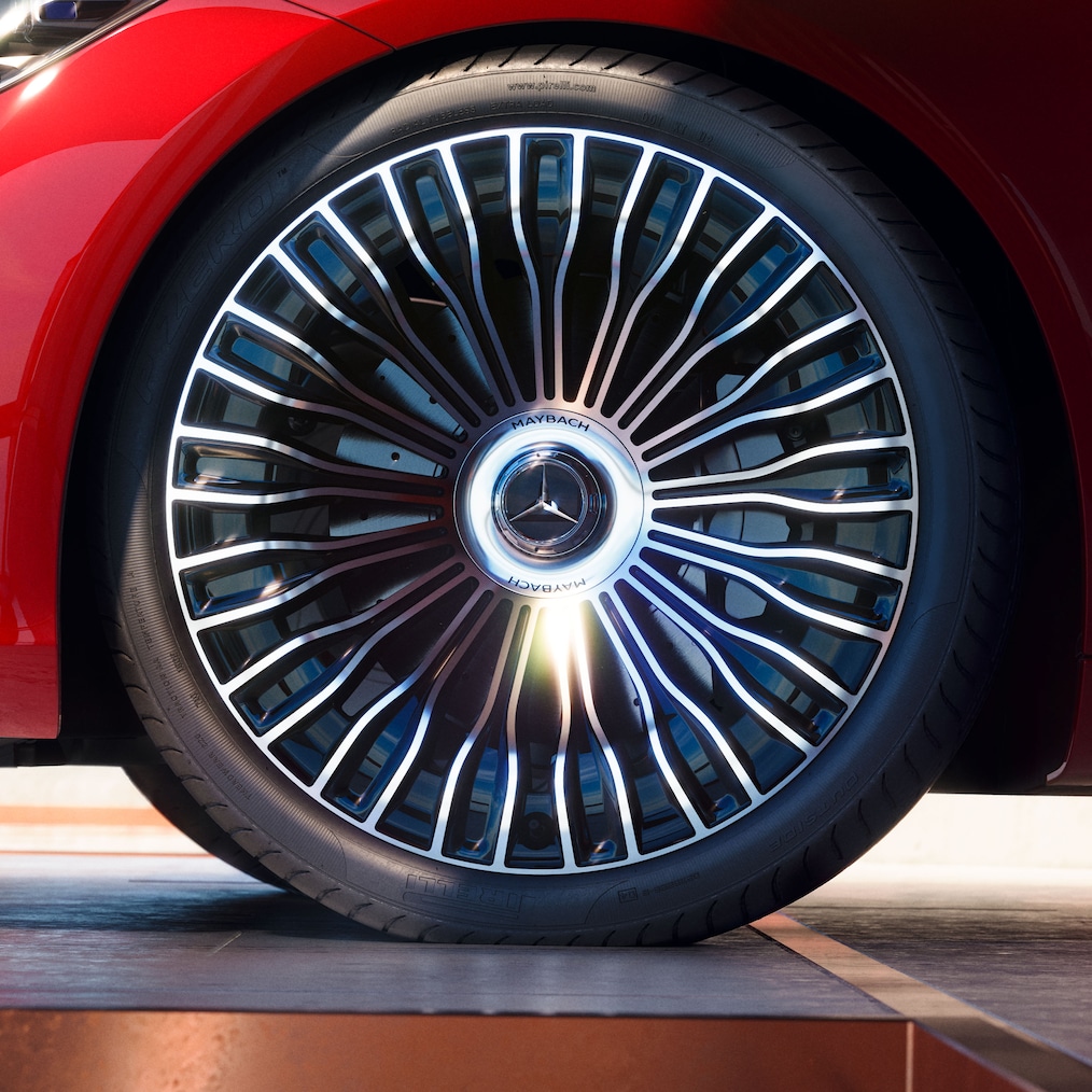 Una vista laterale dettagliata di una esclusiva ruota Maybach.