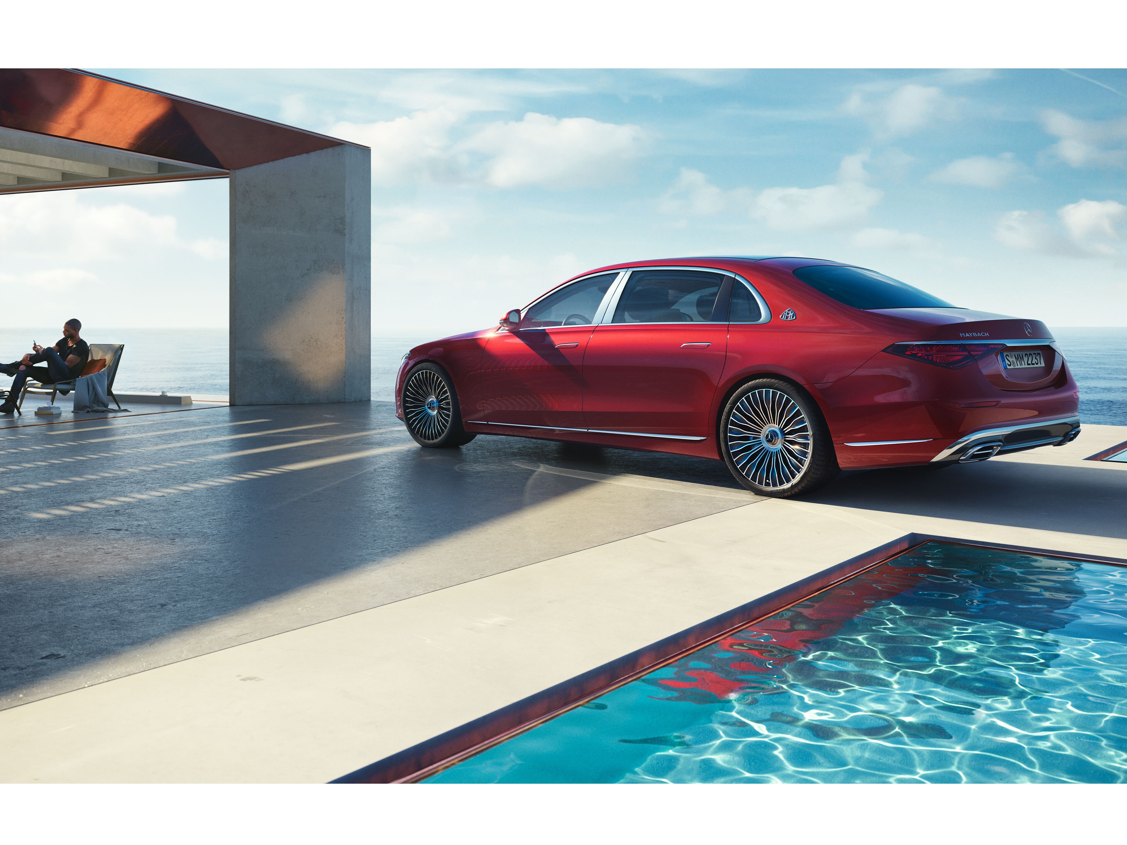 Mercedes-Maybach Classe S con vista laterale davanti a una piscina