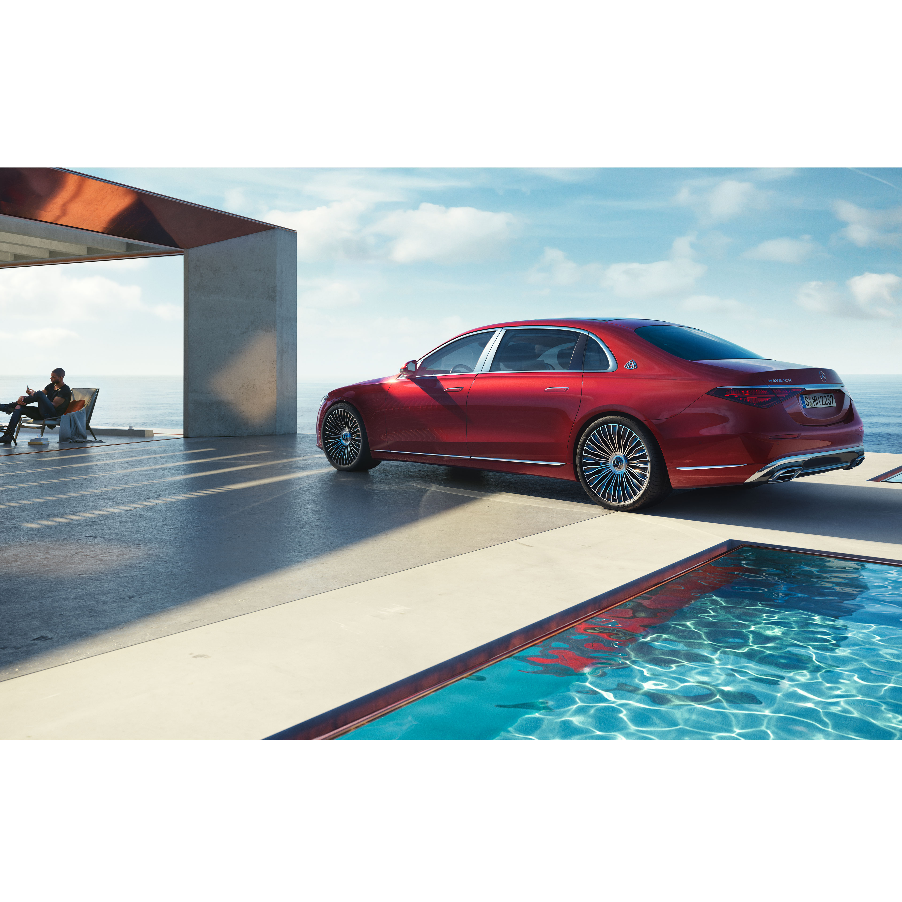 Mercedes-Maybach Classe S | Mercedes-Benz Mercedes-Maybach Classe S con vista laterale davanti a una piscina