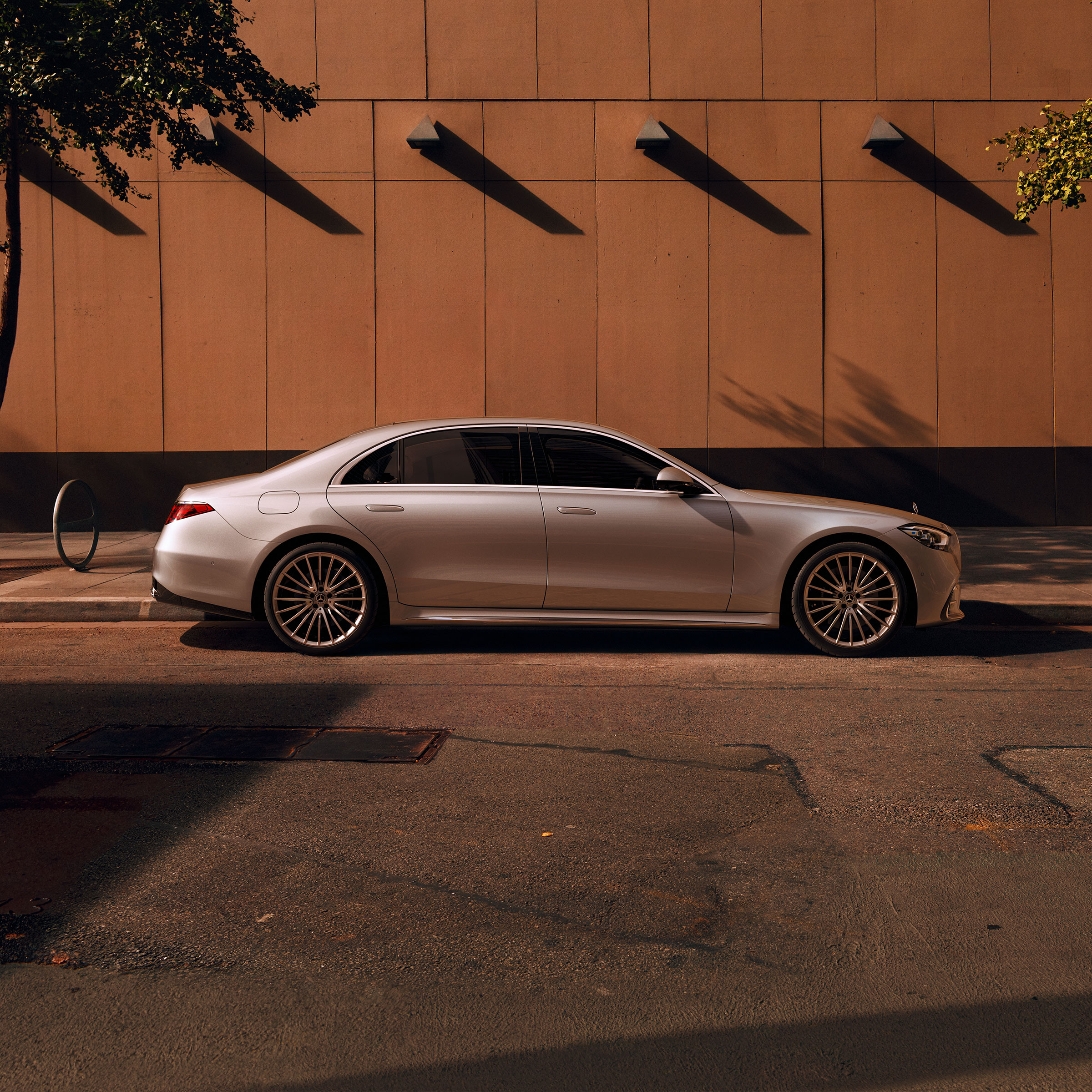 Mercedes-Benz Classe S Passo lungo da una prospettiva laterale.