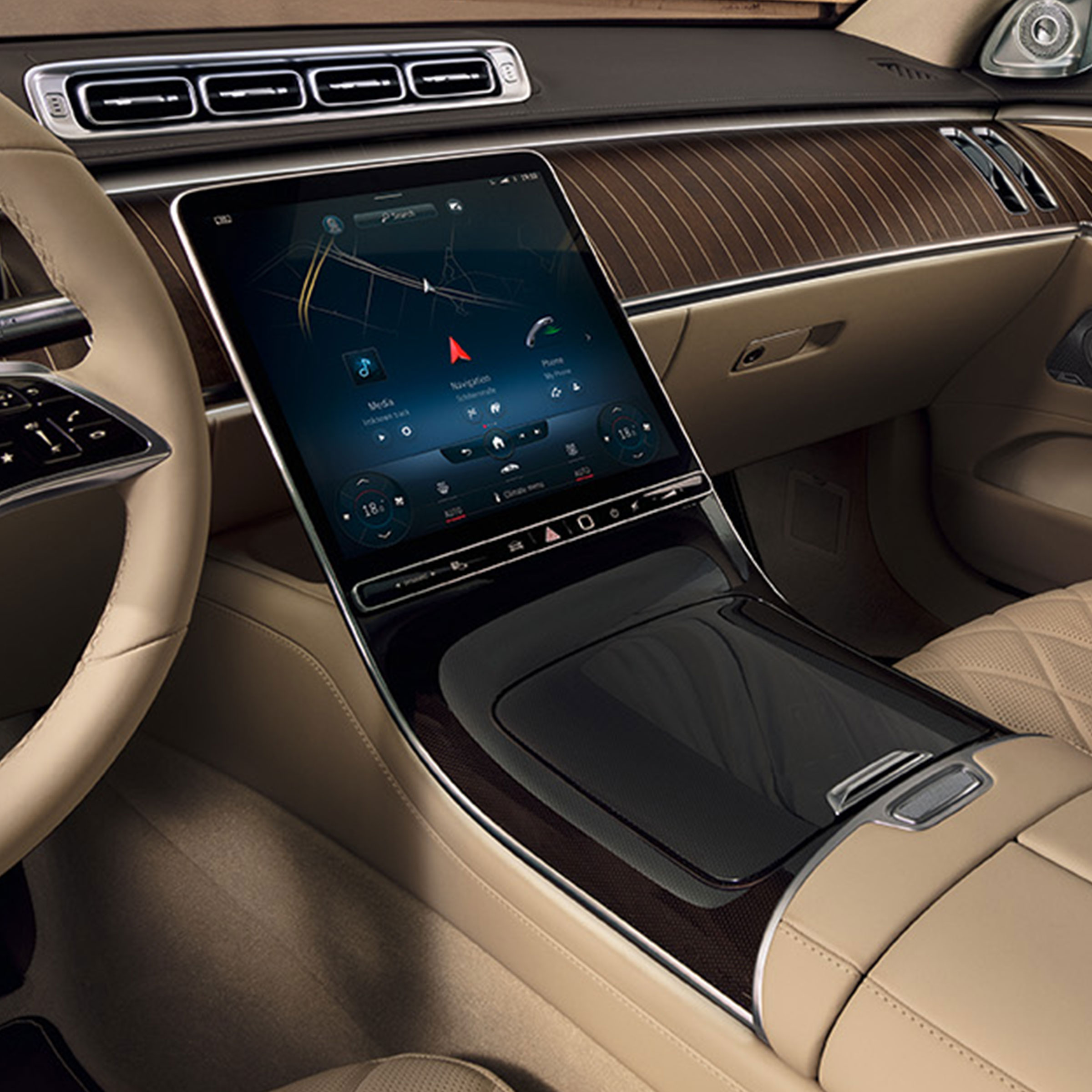 Il display centrale OLED da 32,5 cm (12,8 pollici) della Mercedes-Benz Classe S Berlina Passo Lungo.