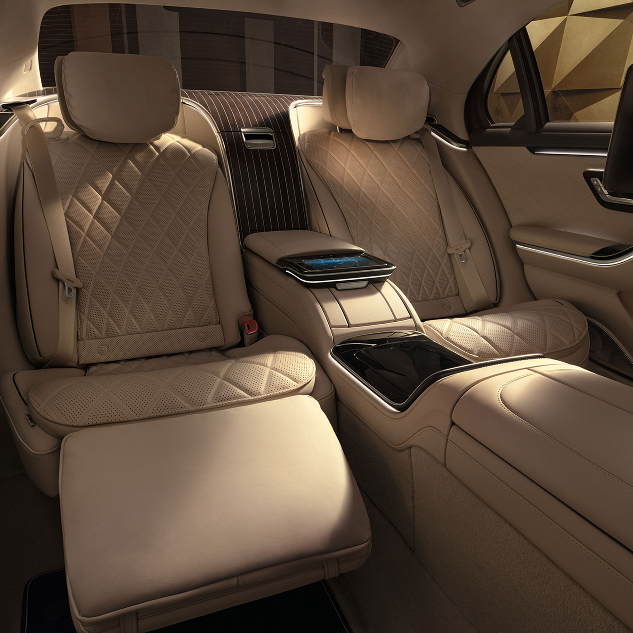Il vano posteriore First Class con tablet del vano posteriore per MBUX nella Mercedes-Benz Classe S Berlina Passo Lungo.