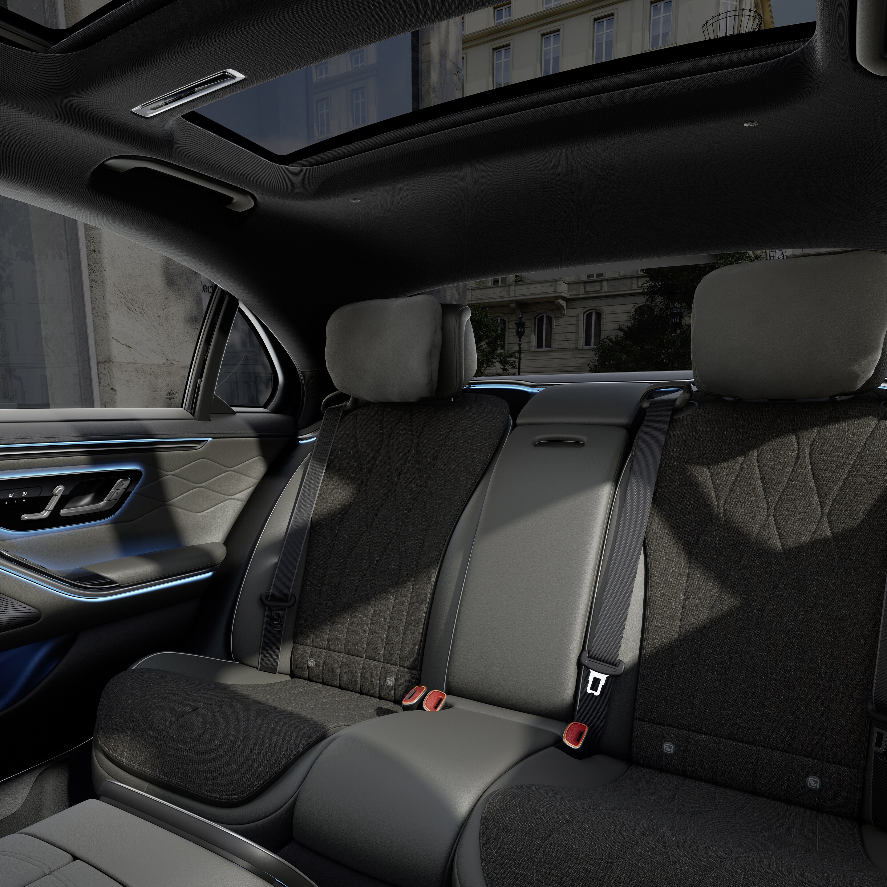 L'abitacolo della nuova Mercedes-Benz Berlina visto tra i due sedili anteriori.