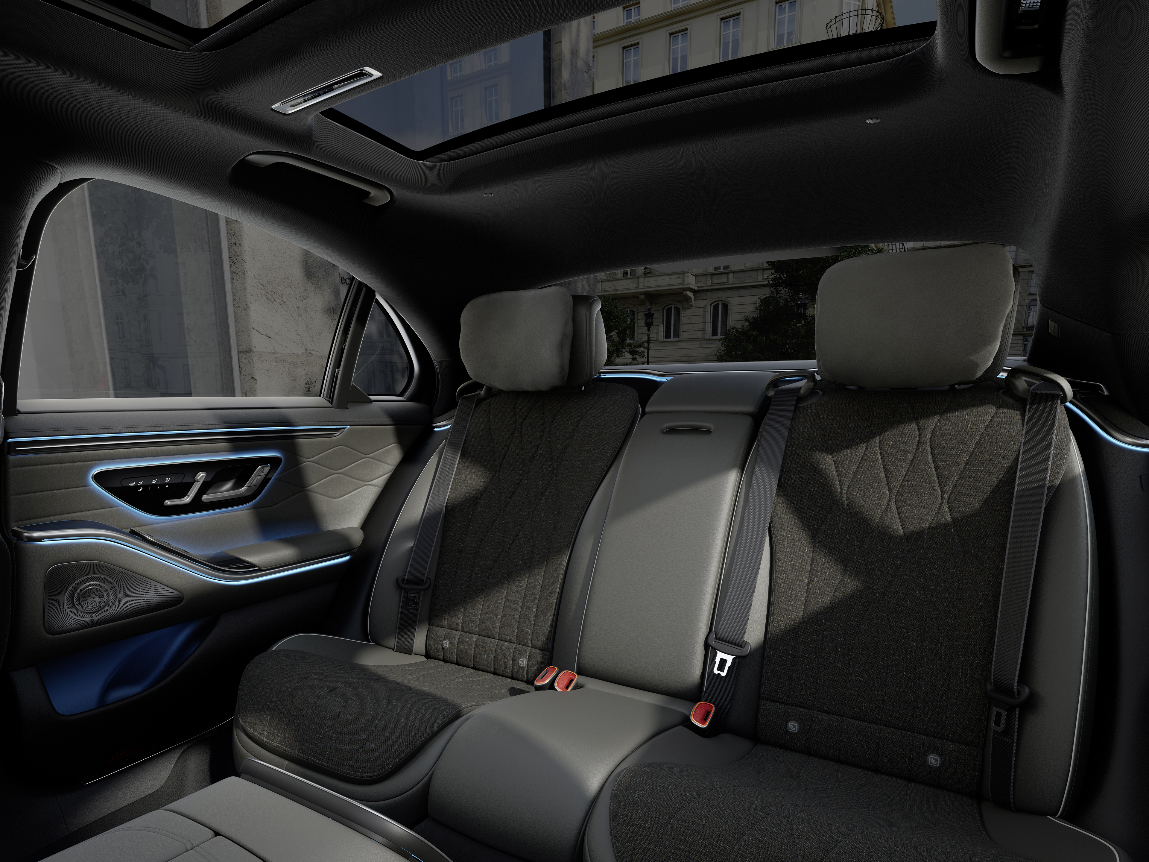 Interni | Classe S Berlina | Mercedes-Benz L'abitacolo della nuova Mercedes-Benz Berlina visto tra i due sedili anteriori.