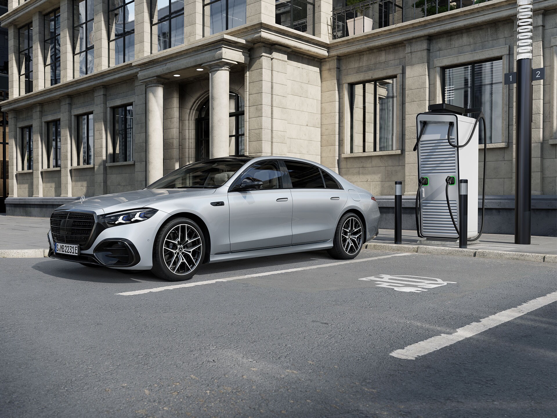 La nuova Mercedes-Benz Classe S ibrida plug-in accanto a un wallbox.