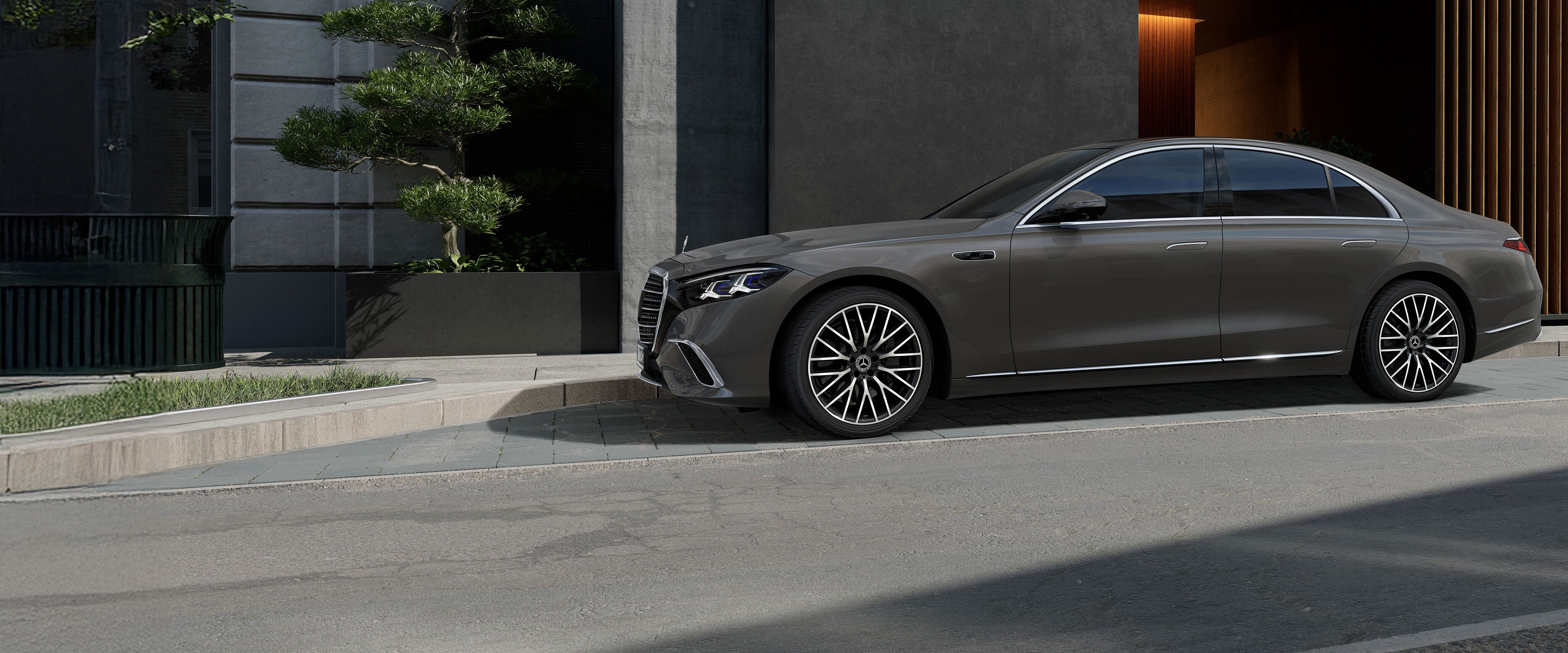 La nuova Mercedes-Benz Classe S Berlina vista lateralmente da vicino.