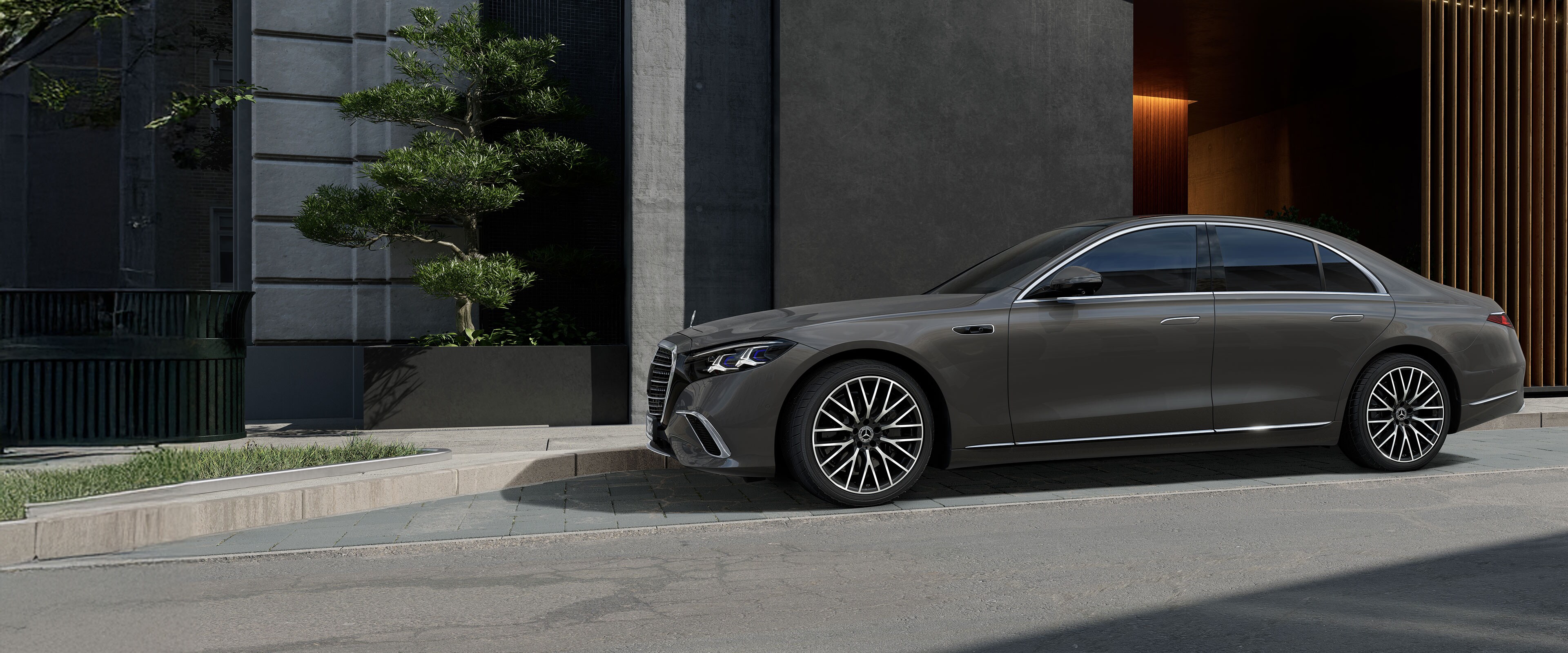 La nuova Mercedes-Benz Classe S Berlina vista lateralmente da vicino.