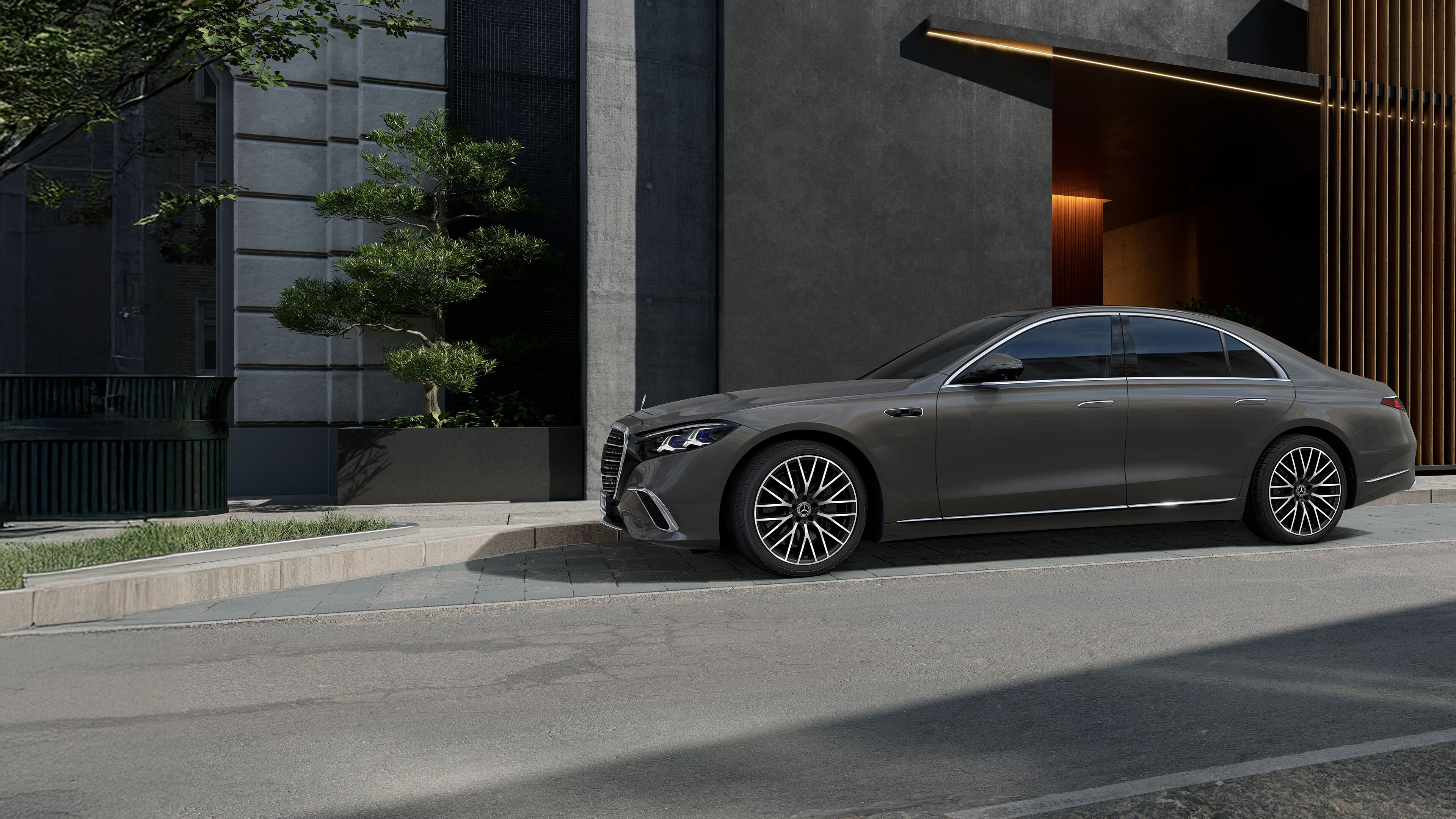 Nuova Classe S di colore girigio con sullo sfondo un'abitazione